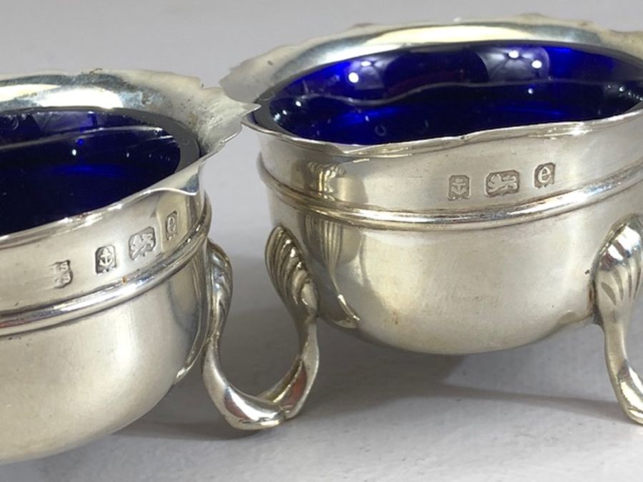 Silver hallmarked cruet set. Two salts with blue glass liners and two spoons all with matching - Image 7 of 8