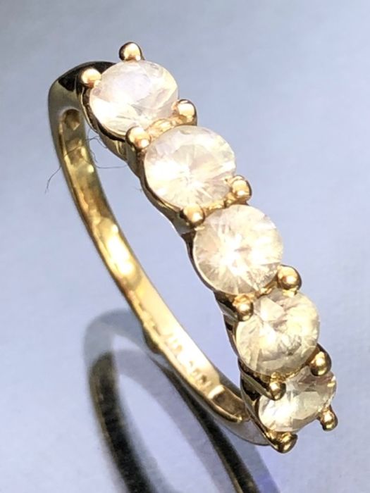 9ct Gold ring set with five gemstones of pale blue appearance each in four claw settings, ring - Image 3 of 4