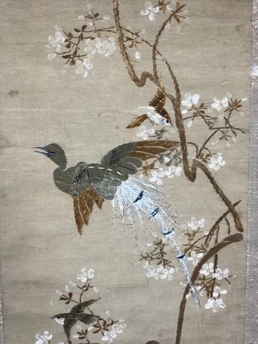 Two Chinese scrolls one on Linen, silk stitched birds etc - Bild 3 aus 4