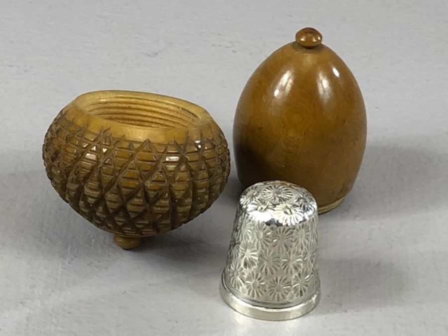 Nut thimble case in the shape of an Acorn which unscrews to reveal a silver hallmarked thimble - Image 2 of 5