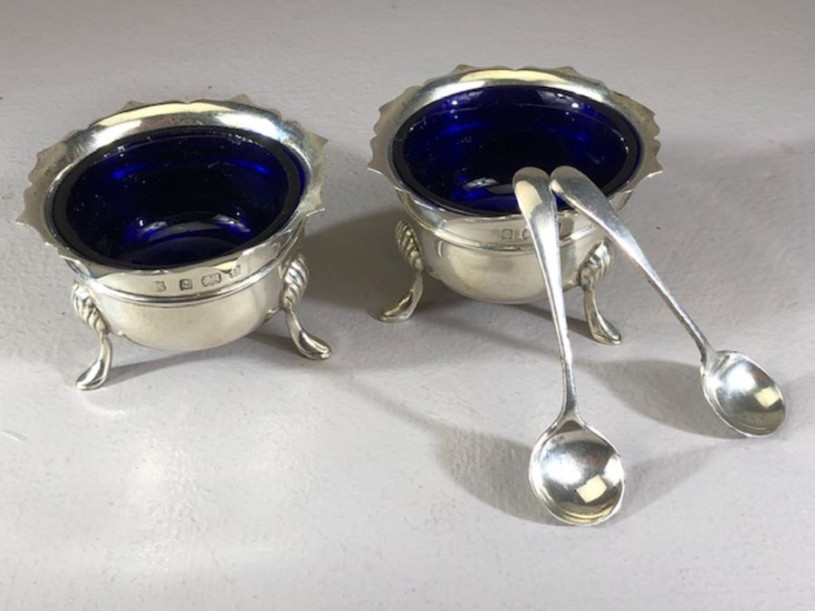 Silver hallmarked cruet set. Two salts with blue glass liners and two spoons all with matching - Image 5 of 8