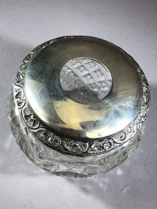 Collection of hallmarked silver and silver coloured dressing table items to include an unusual - Bild 6 aus 10