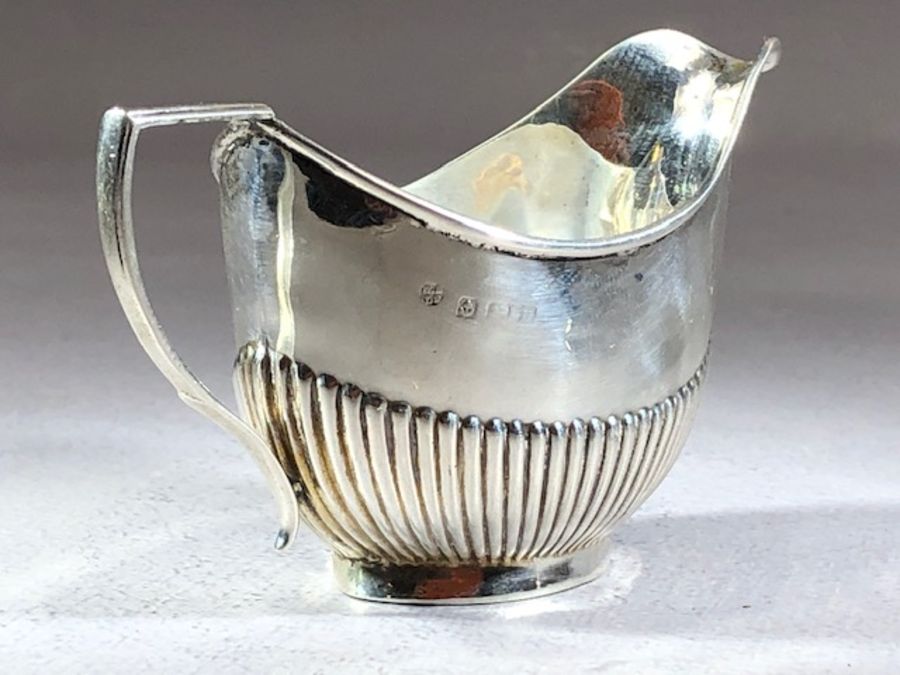 Silver hallmarked handled and fluted sugar bowl & milk jug approx 70g - Image 7 of 9