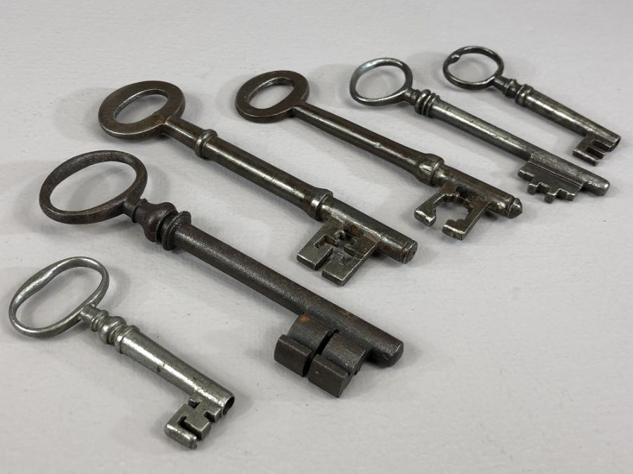 Six antique keys the longest approx 10.5cm - Image 2 of 3