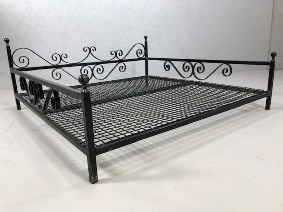 Large wrought iron dog's bed, individually made in blacksmith's forge, approx 105cm x 105cm, with - Image 4 of 5