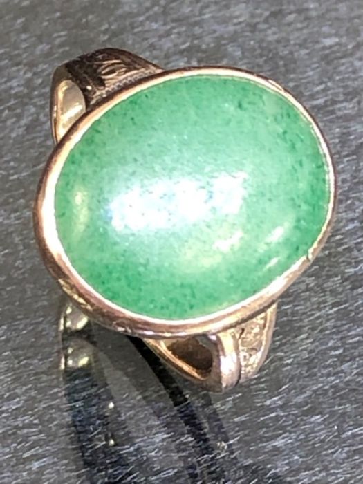 Vintage Gold ring set with an oval Jade stone approx 14.4mm x 11.7mm - Image 3 of 6