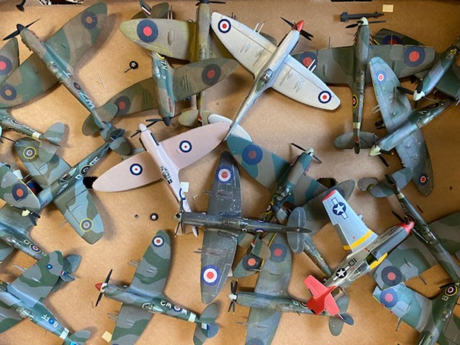 Large collection of made-up Airfix model aeroplanes, circa 150 - Bild 4 aus 11