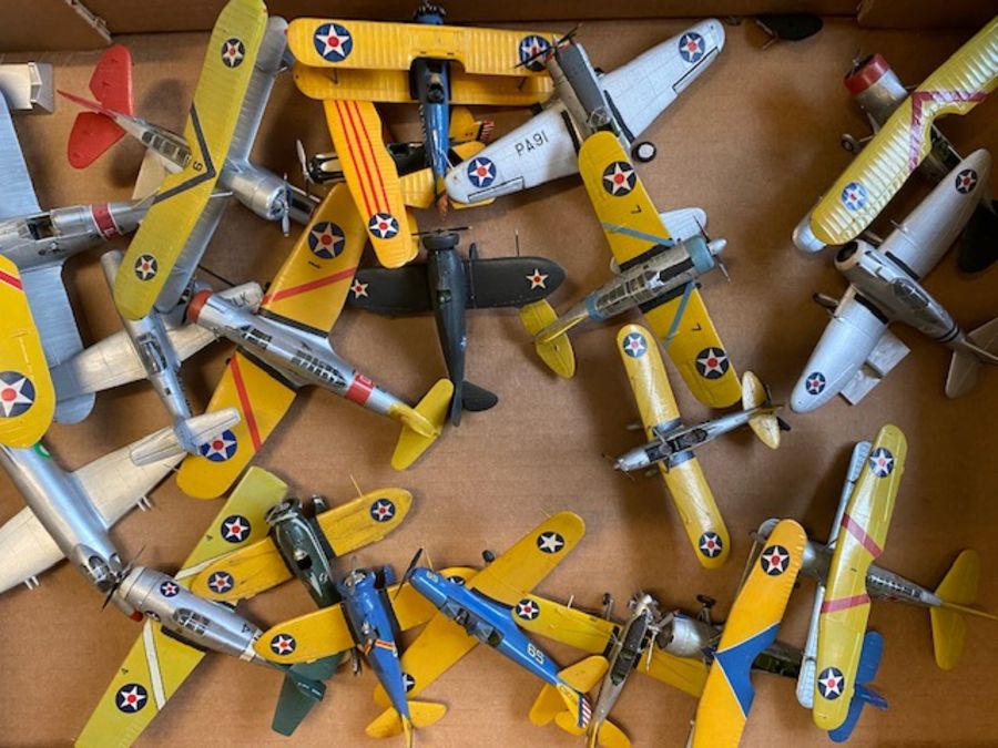 Large collection of made-up Airfix model aeroplanes, circa 150 - Bild 3 aus 11