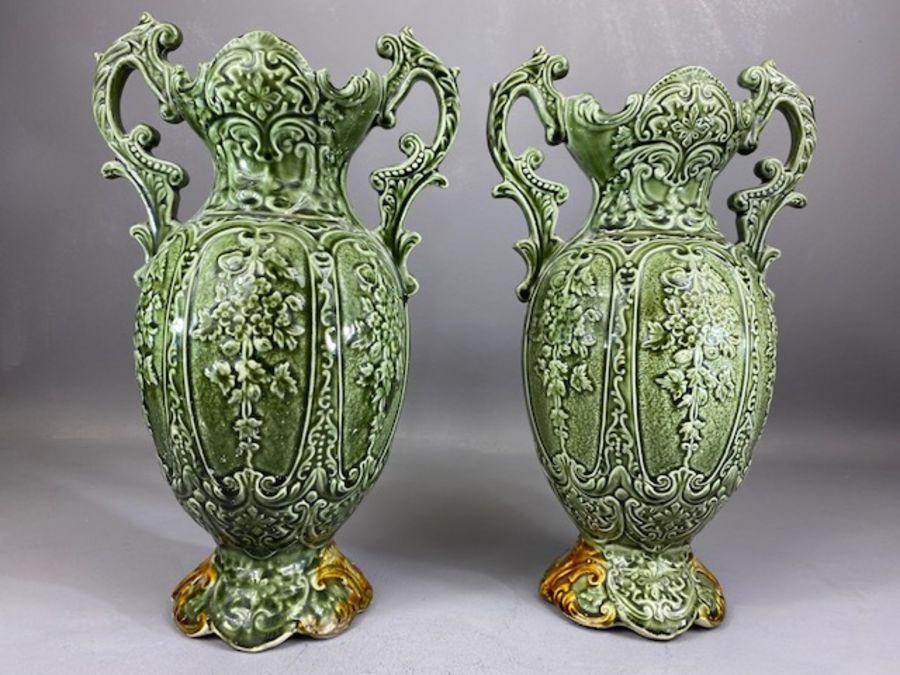 Pair of majolica twin handled urns, each approx 35cm tall - Image 5 of 7