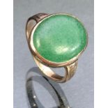 Vintage Gold ring set with an oval Jade stone approx 14.4mm x 11.7mm