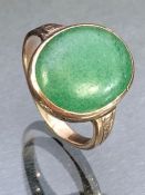Vintage Gold ring set with an oval Jade stone approx 14.4mm x 11.7mm