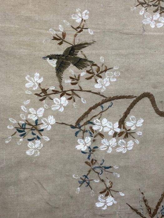 Two Chinese scrolls one on Linen, silk stitched birds etc - Bild 4 aus 4