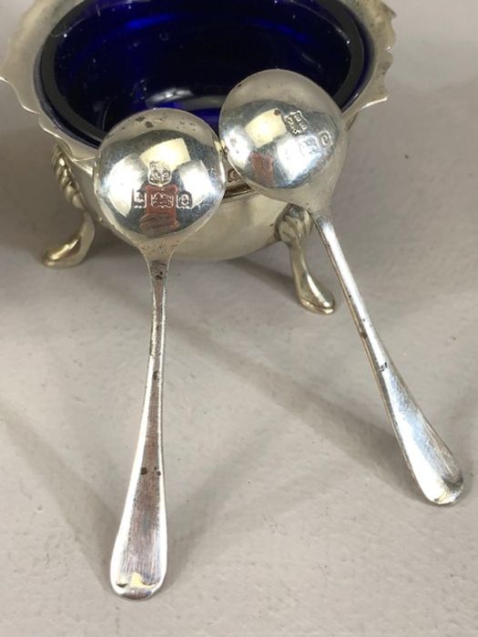 Silver hallmarked cruet set. Two salts with blue glass liners and two spoons all with matching - Image 6 of 8