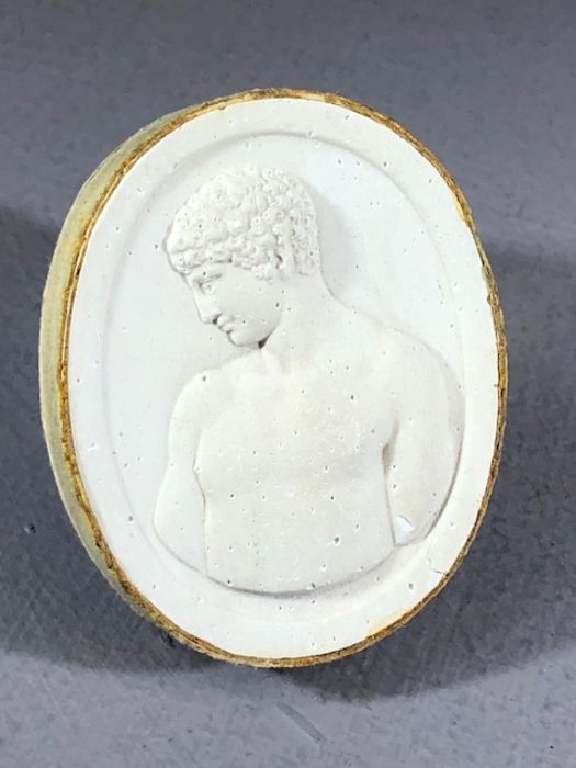 Collection of cameos depicting Cupid and Psyche, Antinous, Caesar, etc along with an interesting - Image 3 of 8