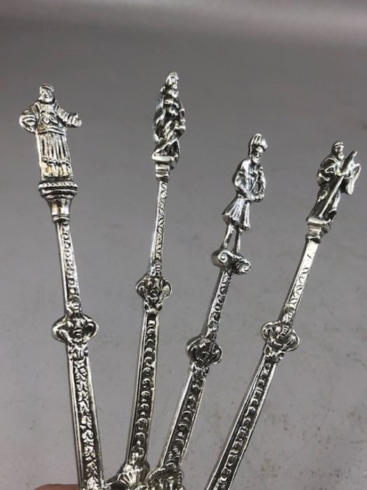 Four Continental silver apostle/ figural spoons, hallmarks to reverse each approx 175mm and total - Image 4 of 4