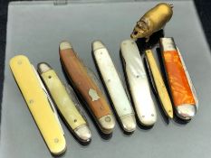 Collection of fruit knives/ pen knives & a Vintage brass pig Vesta case (8)