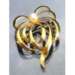 9ct Gold Brooch set with a single pearl approx 35mm x 24mm and total weight 3g