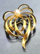 9ct Gold Brooch set with a single pearl approx 35mm x 24mm and total weight 3g