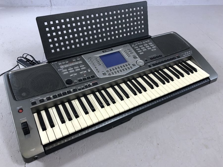 Yamaha PSR 1000 Keyboard with music stand, power cable and manuals - Image 2 of 6