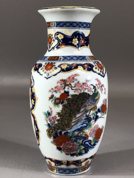 Japanese Imari ware charger, approx diameter: 31cms and Japanese Imari vase, approx height 15cms. - Image 4 of 6