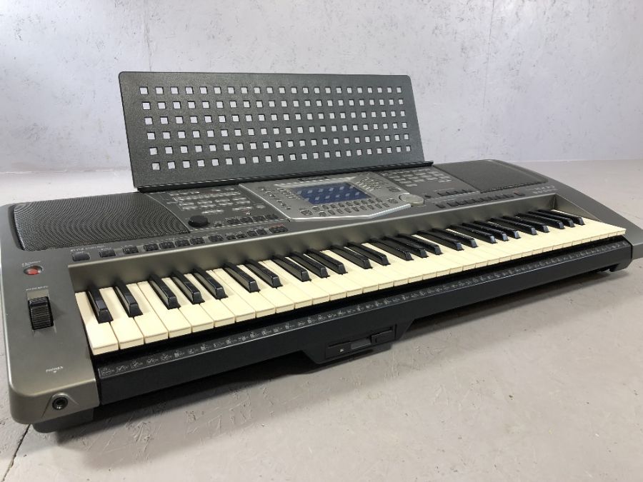 Yamaha PSR 1000 Keyboard with music stand, power cable and manuals - Image 5 of 6