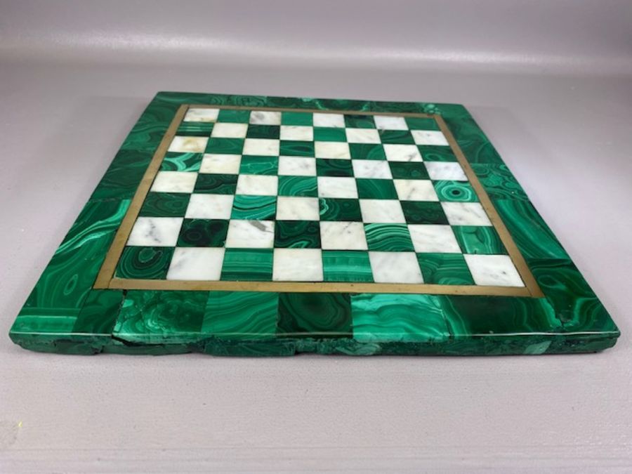 Large and heavy malachite and white-marble chess / draughts board, the squares within an inlaid - Image 2 of 4