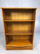 Bookshelf with two adjustable shelves, approx 75cm x 33cm x 110cm