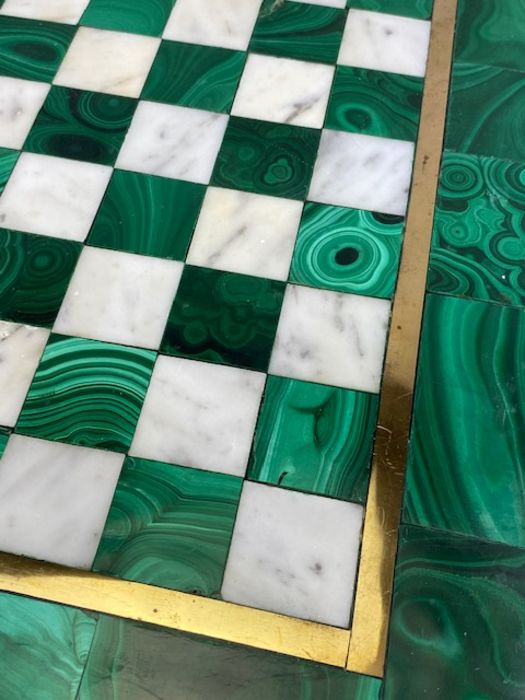 Large and heavy malachite and white-marble chess / draughts board, the squares within an inlaid - Image 4 of 4