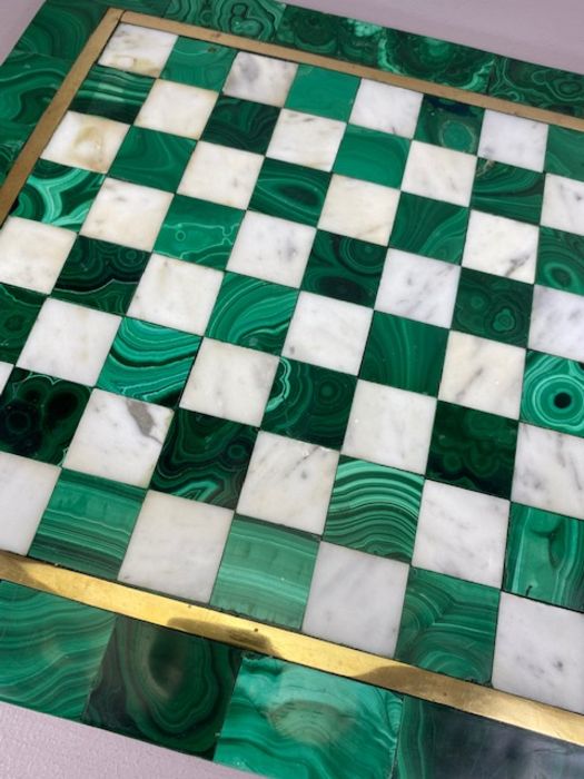 Large and heavy malachite and white-marble chess / draughts board, the squares within an inlaid - Image 3 of 4