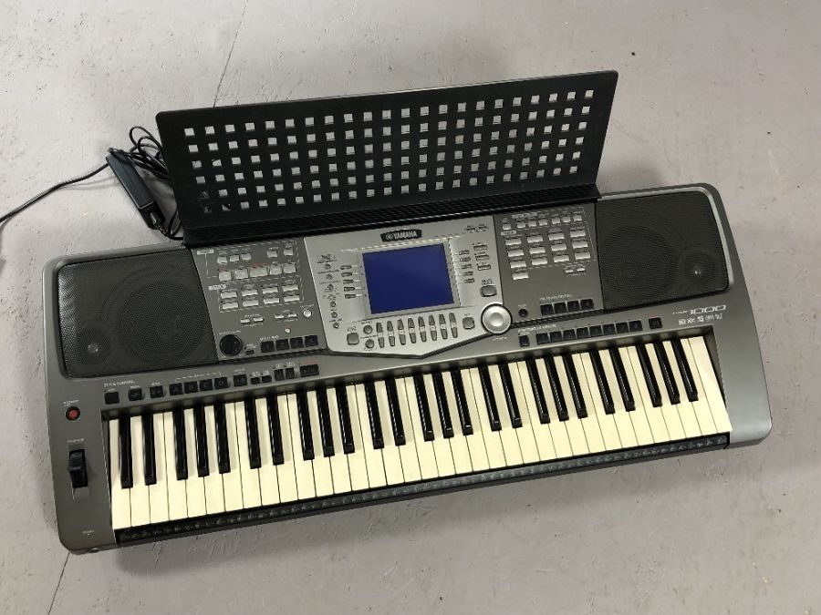 Yamaha PSR 1000 Keyboard with music stand, power cable and manuals - Image 6 of 6
