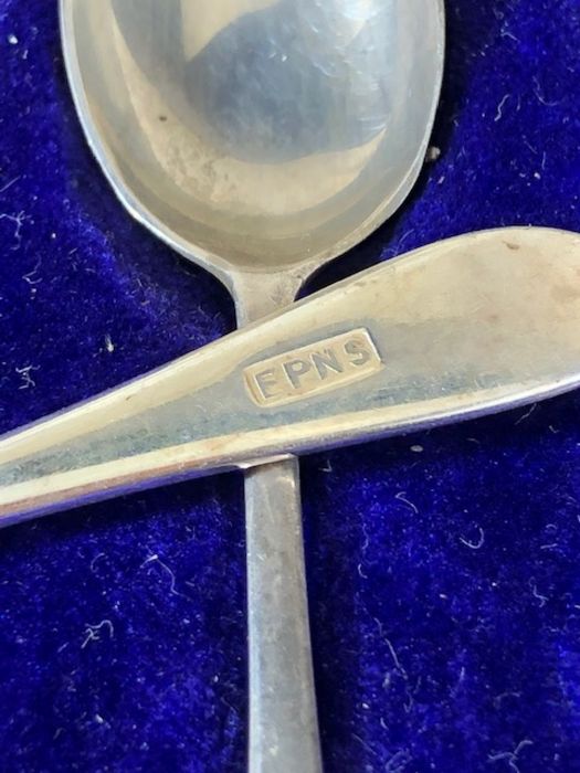 Boxed hallmarked set of silver, six teaspoons and sugar nips hallmarked for Sheffield by maker James - Image 3 of 4