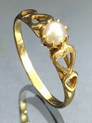 9ct Gold ring set with a single Pearl and with Gold heart shaped shoulders approx size 'M'