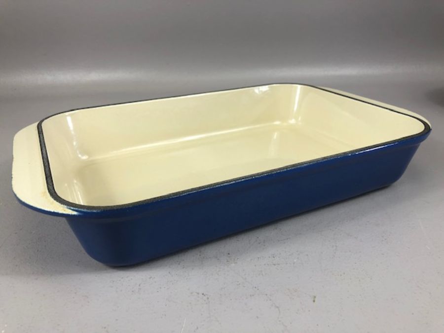 Kitchenware: two pieces of Le Creuset a roasting dish and pan with Lid - Image 2 of 6