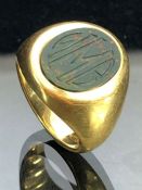 14ct Gold chunky signet ring set with an engraved bloodstone and approx size 'M' & total weight 16.