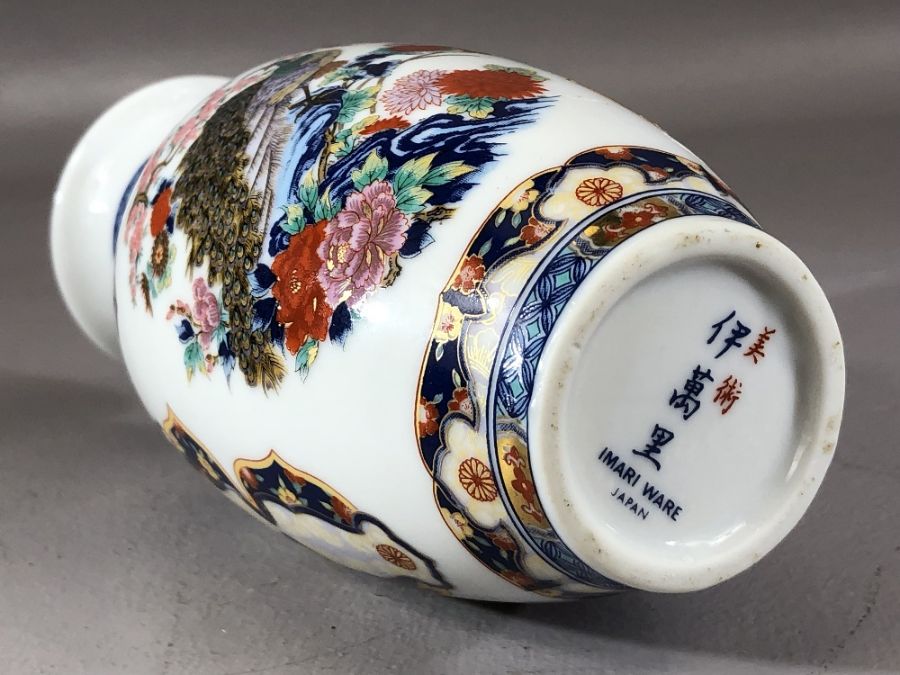 Japanese Imari ware charger, approx diameter: 31cms and Japanese Imari vase, approx height 15cms. - Image 6 of 6