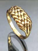 9ct Gold ring of twisted design approx size 'R' & 4g