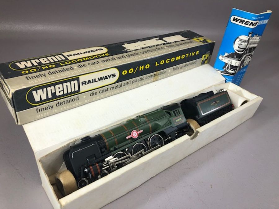 Wrenn 00 Gauge W2238 4.6.2 BR green Merchant Navy Class 'Clan Line' Locomotive and Tender, No 35028, - Image 2 of 4