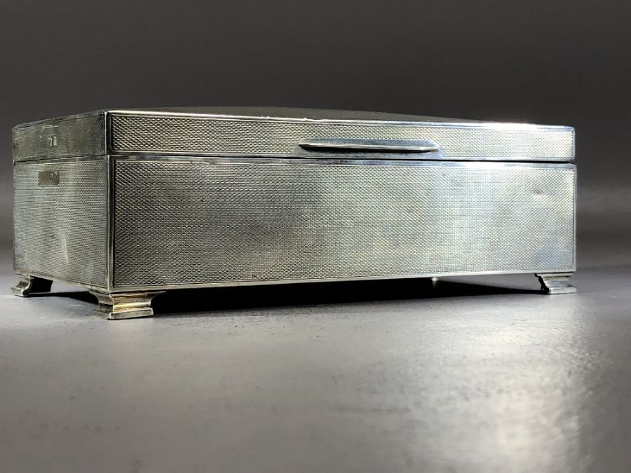 Silver hallmarked Cigarette box on raised feet 8.5 x 16 x 5cm tall & total weight 399g - Image 3 of 4