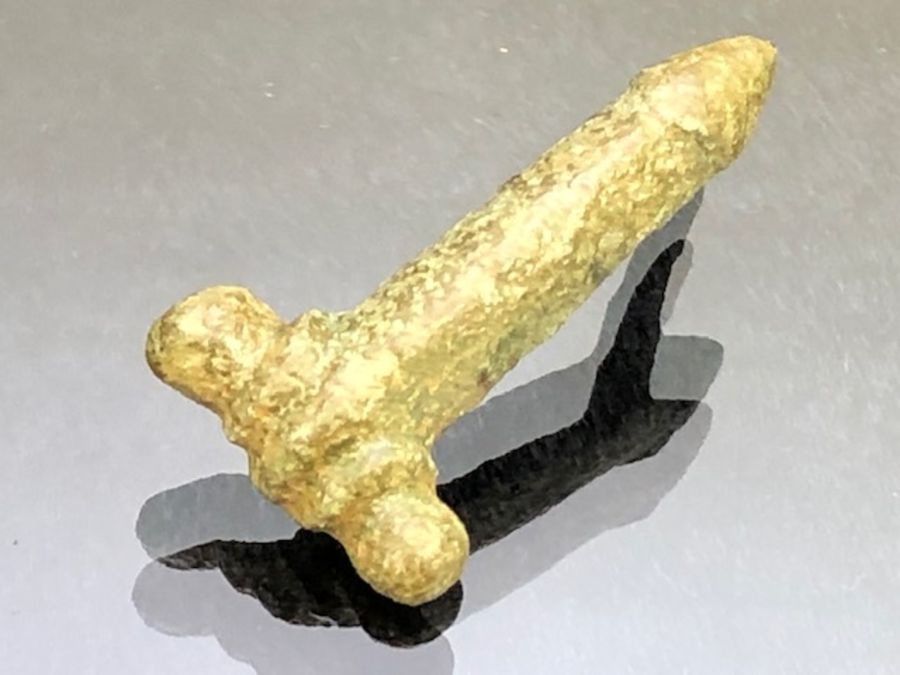 Artefact group to include a copper alloy Roman phallic mount dating from c. AD 43-410 approx 2.5cm - Image 4 of 7