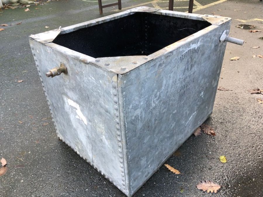 Large vintage galvanised metal water tank / garden planter, approx 72cm x 54cm x 56cm tall - Image 3 of 4