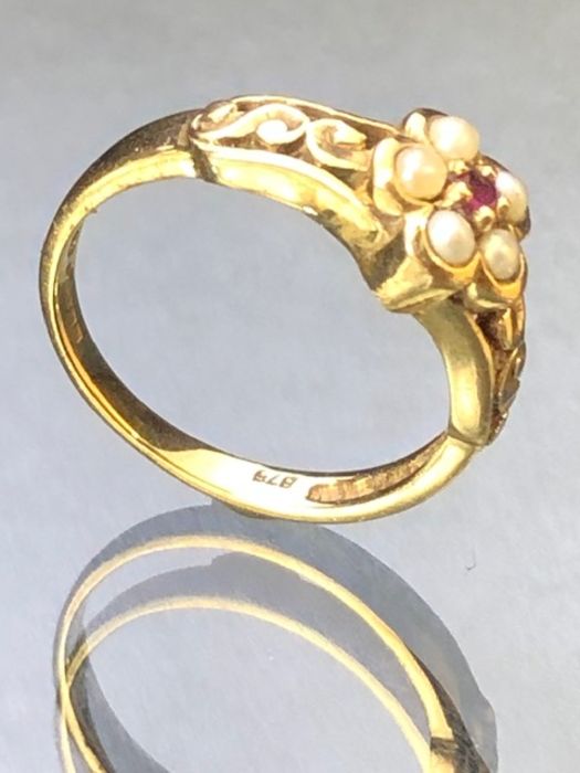 9ct Gold ring set with seed Pearls around a central garnet approx size 'M' and 2.6g - Image 3 of 5