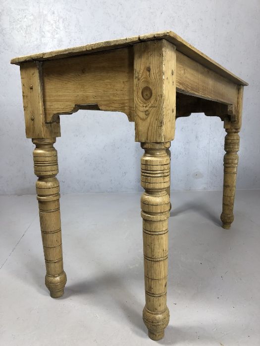 Antique pine occasional / console table, top consisting of four planks, on turned legs, approx 100cm - Image 4 of 4