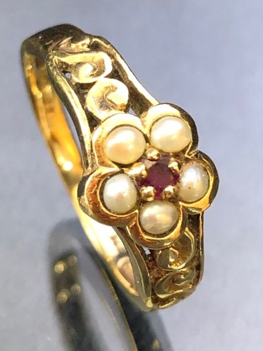 9ct Gold ring set with seed Pearls around a central garnet approx size 'M' and 2.6g - Image 2 of 5