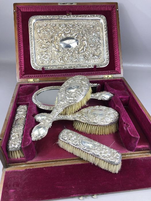 Silver hallmarked Walker & Hall travelling vanity set. Solid silver tray, four silver backed - Image 4 of 13