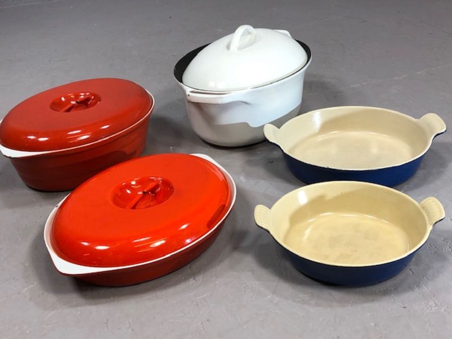 Collection of vintage Le Creuset kitchenware to include casserole dishes with lids etc (5) - Image 2 of 5