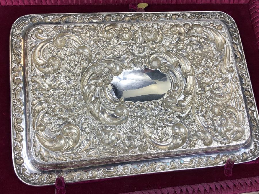 Silver hallmarked Walker & Hall travelling vanity set. Solid silver tray, four silver backed - Image 9 of 13