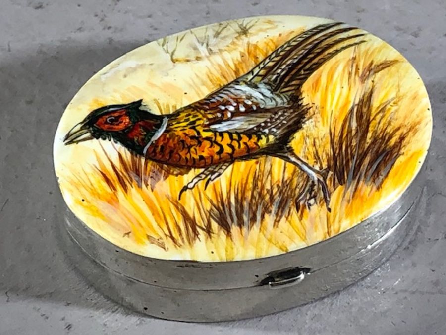 Silver fully hallmarked Oval pill box with hand painted ceramic lid depicting a Pheasant - Image 2 of 4