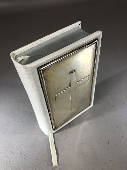 SIlver hallmarked fronted Bible with white leather covers and raised silver cross approx 8.5 x - Image 2 of 5