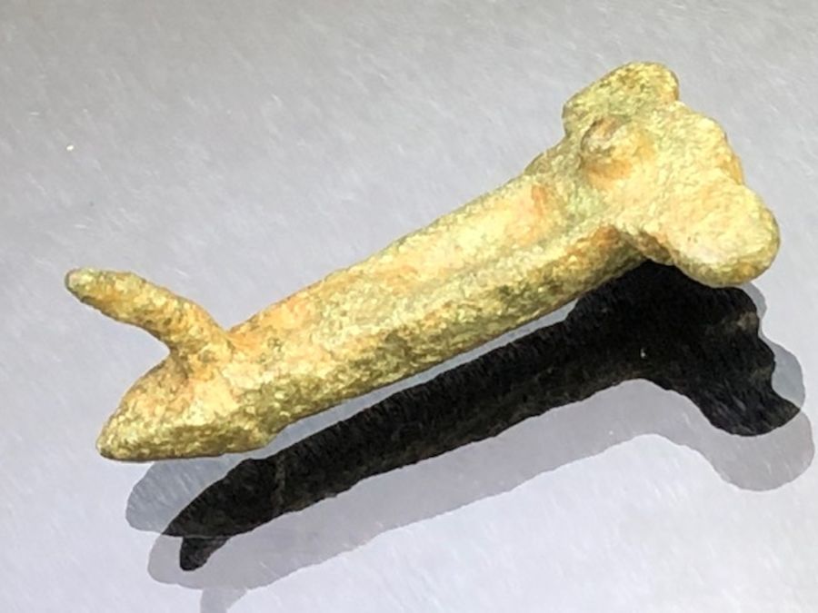 Artefact group to include a copper alloy Roman phallic mount dating from c. AD 43-410 approx 2.5cm - Image 5 of 7