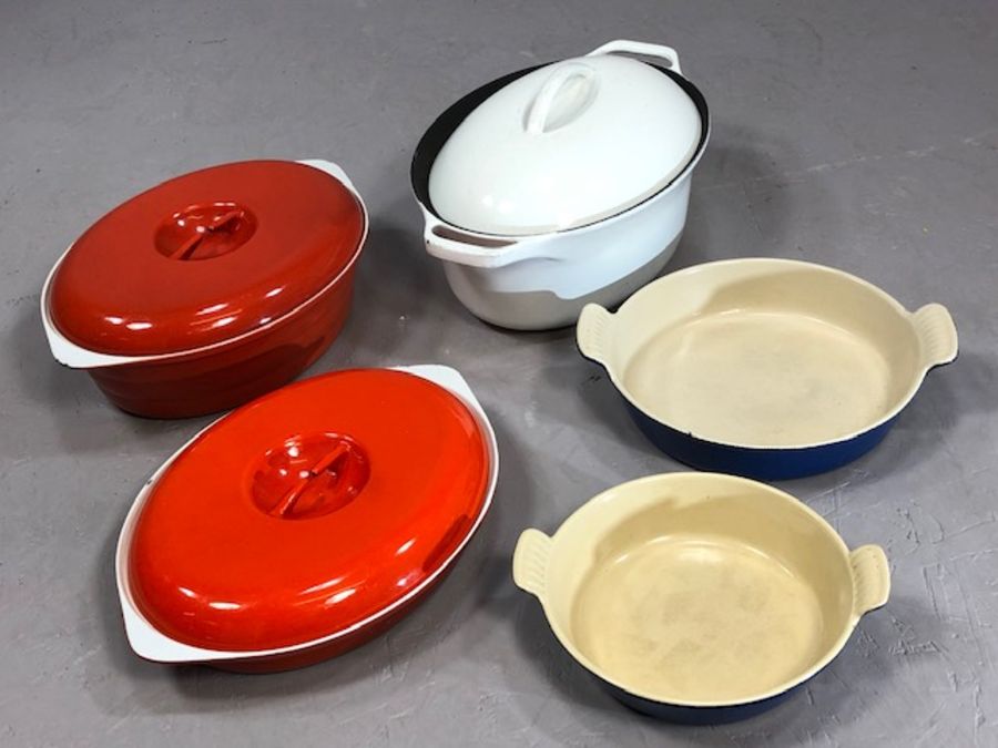 Collection of vintage Le Creuset kitchenware to include casserole dishes with lids etc (5)